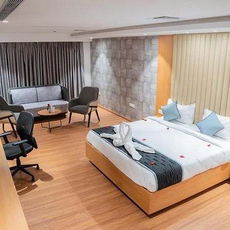 Hotel Tulips Grand Haidarábád Kültér fotó